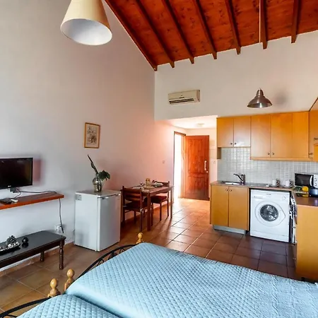Kate's Latchi Beachfront Studio 1 By Ezoria Apartamento *